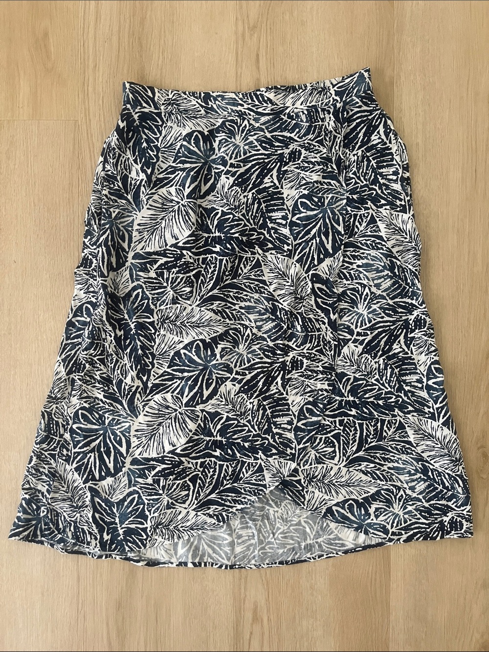 DR2 Floral Print Navy Blue and White Midi Flowy Skirt in Women's Medium